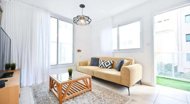 Cool & Fun 2BR in Rotshilde area by HolyGuest, Забронировать Отель Тель-Авив Тель-Авивский округ, рядом с Independence Hall Museum