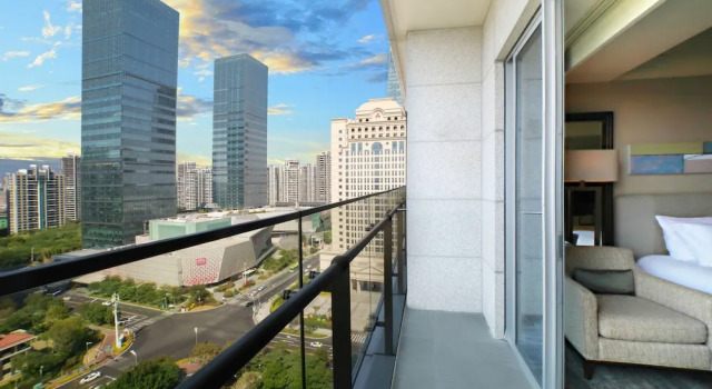 Двухместный номер Superior с балконом Xiamen International Conference Center Seaview Hotel