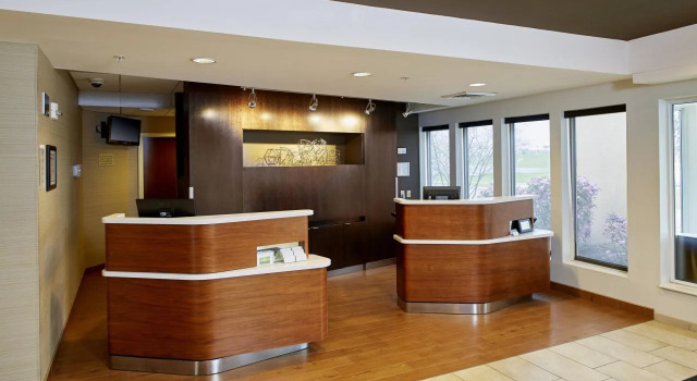 Courtyard Lansing, Book Hotel Hoteller i Lansing med parkering, Parkering
