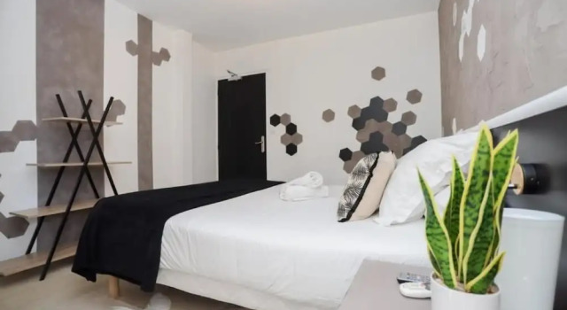 Hostellerie LE PANEL, Забронировать Отель Манделье-ла-Напуль Mimosa Road
