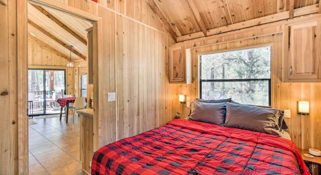 Коттедж Lakeside Cabin with Fire Pit about 4 Mi to Show Low Lake