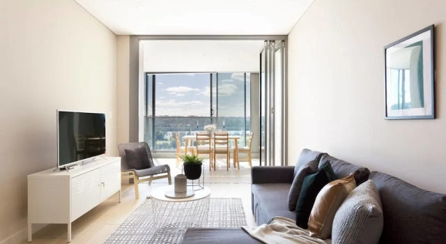 Chic Designer Apartment in Olympic Park + Parking, Забронировать Апартаменты/квартира Сидней Sydney Region, рядом с Marina Square Shopping Center