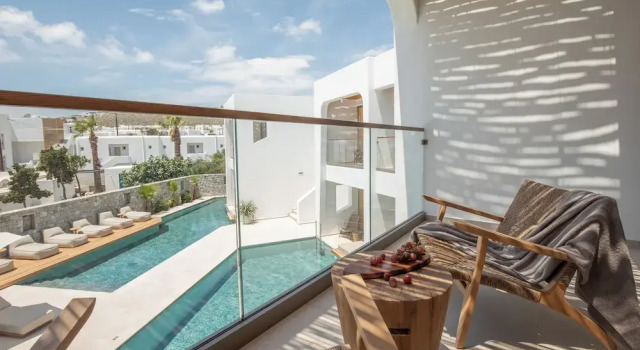 Люкс с балконом и с видом на бассейн Nuca Mykonos Hotel