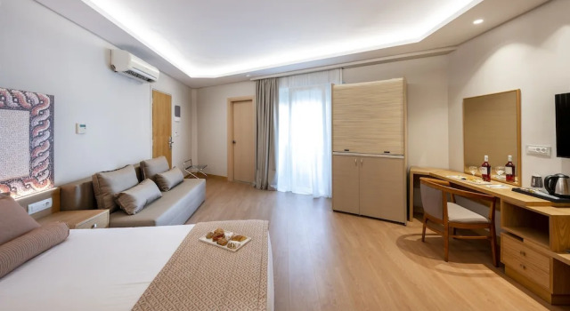 Четырёхместный номер Standard с балконом Maritina Hotel