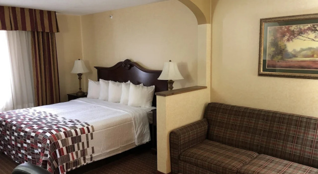 Люкс Standard Red Roof Inn & Suites Chestertown