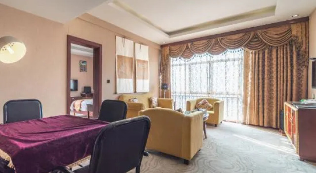 Люкс Business Mangshi Fortune Center Munao Zongge Road Atour Hotel