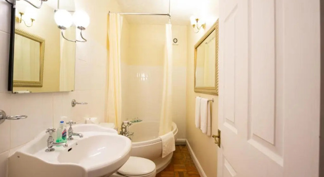 Четырёхместный номер Standard Wincham Hall Hotel