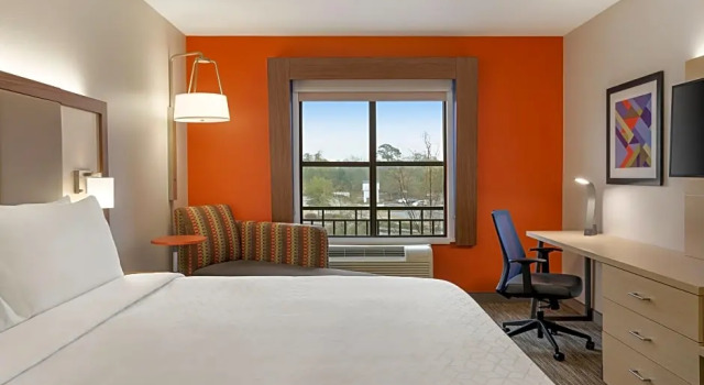 Номер Executive Holiday Inn Express & Suites Mt. Pleasant by IHG