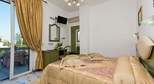 Двухместный номер Standard с балконом и с видом на море Hotel Giardino Delle Ninfe E La Fenice
