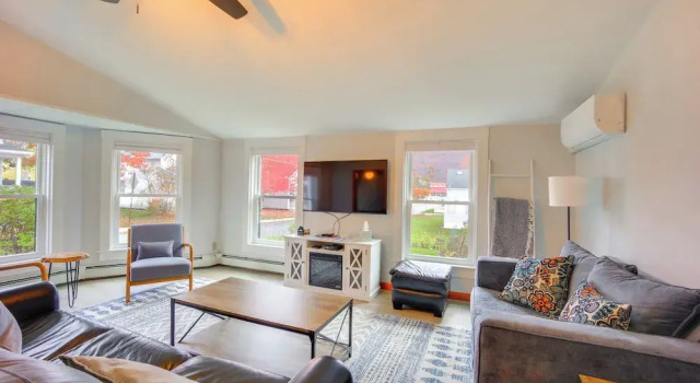 Коттедж Comfortable Lincoln Home: Walk to Main Street!