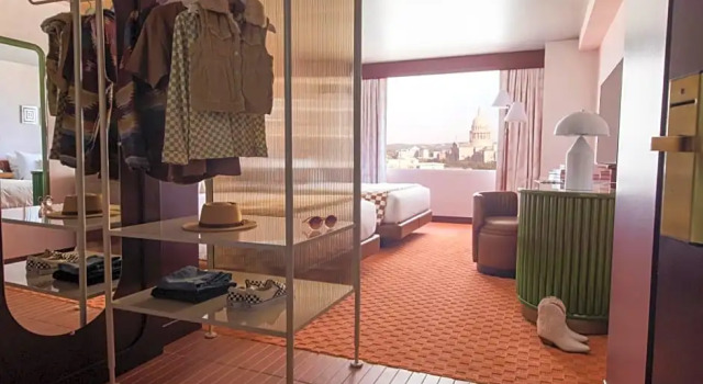 Четырёхместный номер Deluxe Renaissance Austin Downtown Hotel