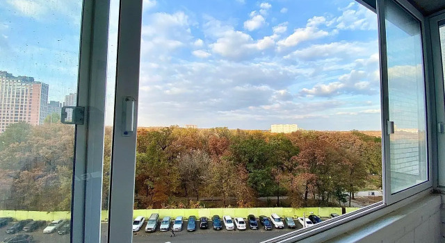Апартаменты с балконом Rental Family Rooms (Рентал Фэмили Румс) на Олимпийском бульваре 12