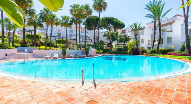 Elviria Playa White Pearl Beach, Забронировать Апартаменты/квартира Отели Марбелья с бассейном, рядом с Теннисный и спортивный клуб Don Carlos, Бассейн