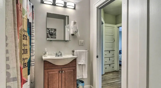 Коттедж Elegant Detroit Home w/ Yard ~ 5 Mi to Dtwn!