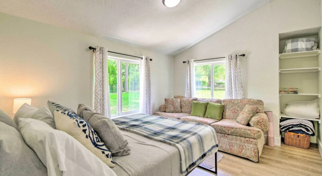 Bright Home w/ Fire Pit, Near Back 40 Trail!, Varaa Hotelli Bentonville 