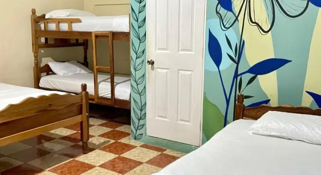 Кровать в общем номере Hostal Edén