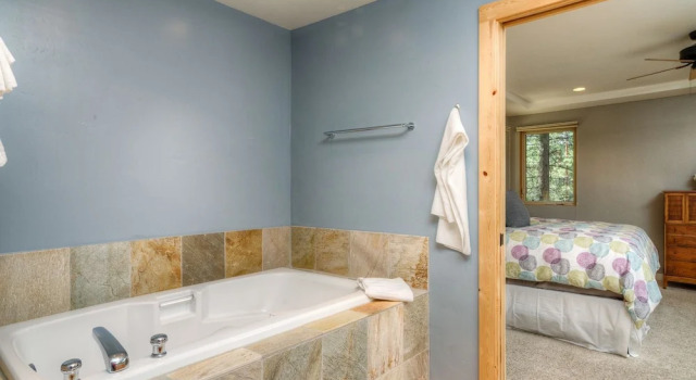 Chic 3BR in Truckee Tahoe Donner Access by RedAwning, Забронировать Отель Отели Траков 3 звезды, 3*