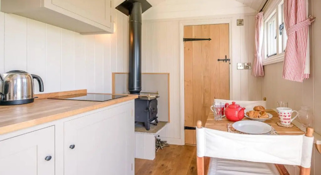 Thyme Shepherds Hut Boundary Farm Air Manage Suffolk, Rezervați Sejur la fermă Cazare la fermă în Suffolk, Sejur la fermă