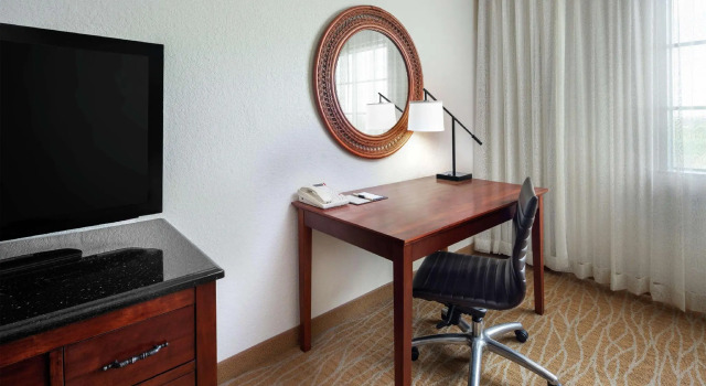 Двухместный люкс с 2 комнатами DoubleTree by Hilton Sunrise - Sawgrass Mills