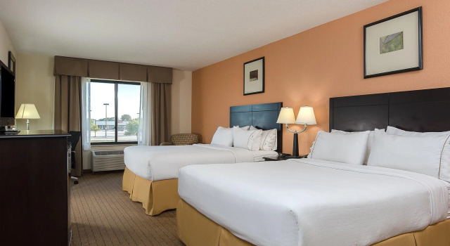 Четырёхместный номер Standard Holiday Inn Express and Suites Lafayette East by IHG