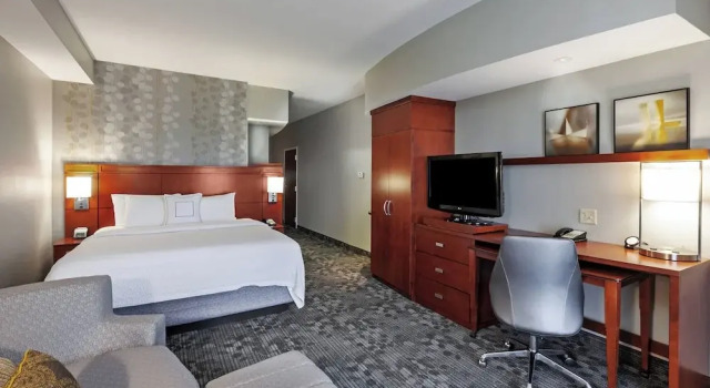 Двухместный номер Premium с балконом Courtyard by Marriott Tulsa Woodland Hills