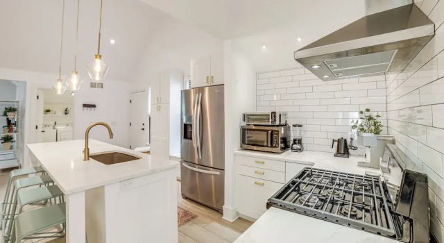 Апартаменты 1 Mi to Dtwn Grand Rapids: Chic Condo w/ Balcony!