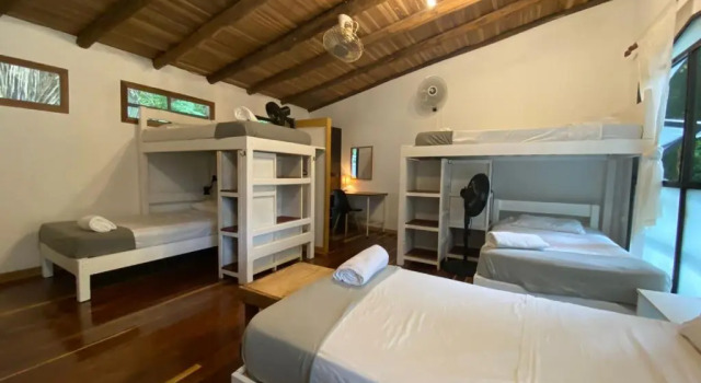 Кровать в общем номере Believe Surf & Yoga Lodge Santa Teresa