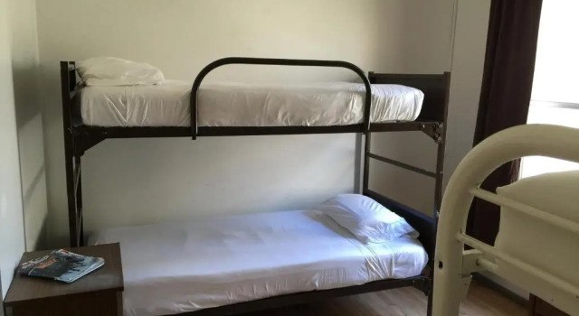 Кровать в общем номере (мужской номер) Avenues Hostel