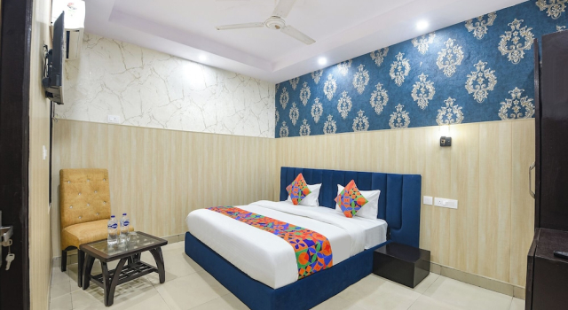 FabHotel Crown Residency- Near Lakhani Armaan Metro Station, Book Hotel Faridabad Haryana