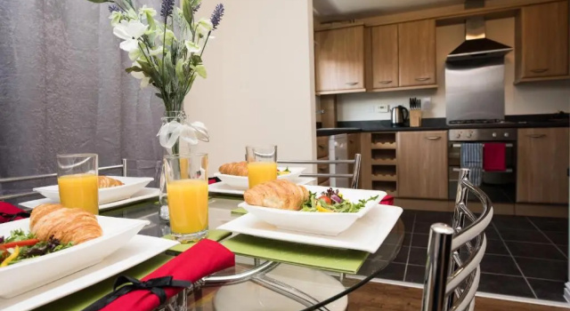 Коттедж с 6 комнатами 6-bedroom Contractor House with 6 bathrooms, Free WiFi and Parking - Kennedy House by Your Lettings Peterborough