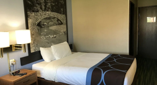 Четырёхместный номер Standard Boarders Inn & Suites by Cobblestone Hotels Waterloo Cedar Falls