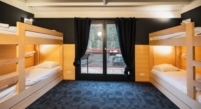 Кровать в общем номере с балконом Hotel Aquatel