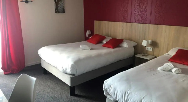 Трёхместный номер Standard Logis Hostellerie Du Cheval Blanc