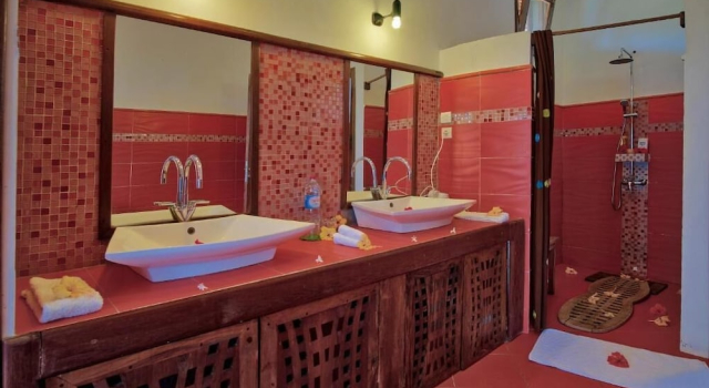 Семейное бунгало рядом с пляжем Sangany Lodge