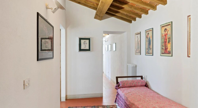 House on the Property Next to an Ancient Villa With a View of the Hills and Pool, Book Villa Sommerhuse i Tredozio, Hytte