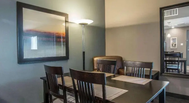 Четырёхместный люкс Quality Inn & Suites