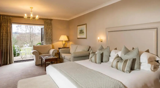 Полулюкс Ashdown Park Hotel