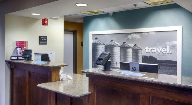 Полулюкс Hampton Inn Salina