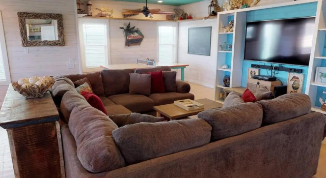OV23 House on Stilts with Beachy Decor, Located near Beach, Balcony, Shared Pool