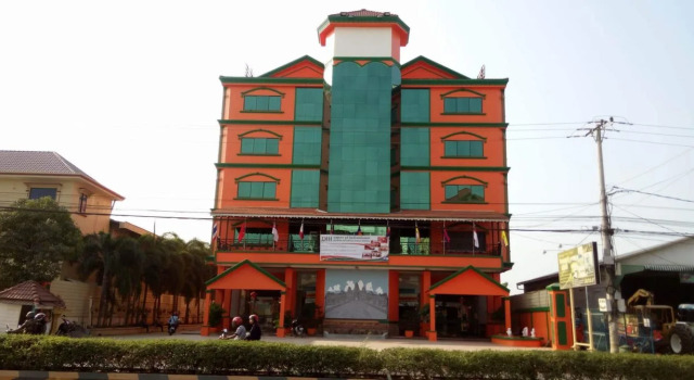 Reaksmey Battambang Hotel, Забронировать Отель Баттамбанг Battambang Province, рядом с Phare Ponleu Selpak