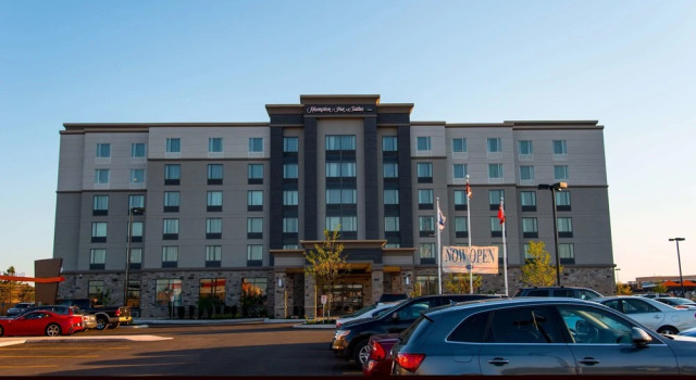Hampton Inn & Suites by Hilton Bolton, Забронировать Отель Отели Болтон с парковкой, Парковка