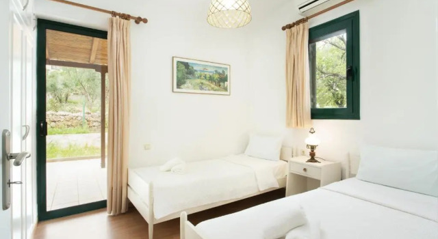 Eleni's House Cozy 2-Bedroom House with Garden, Prenota Hotel Hotel a Peloponneso con parcheggio, Parcheggio