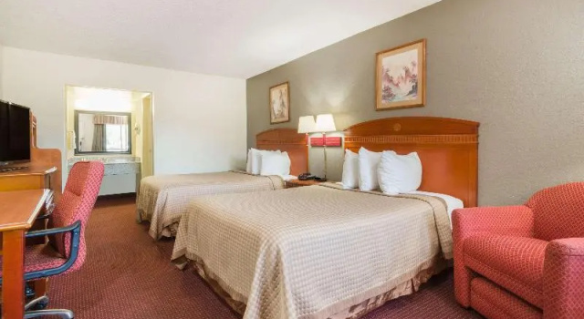 Четырёхместный номер Standard Days Inn by Wyndham Paintsville