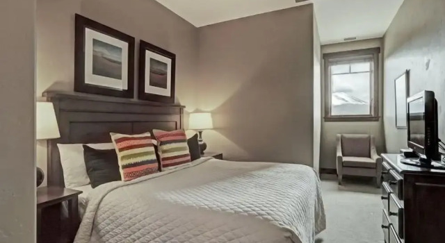 Номер Standard с балконом Crystal Peak Lodge 4 Bedroom Ski in, Ski out Slopeside Condo at the Base of Peak 7