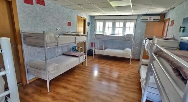 Кровать в общем номере Albergue el Castillo