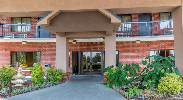 Quality Inn Calera I-65 exit 231, Prenota Hotel Calera Alabama