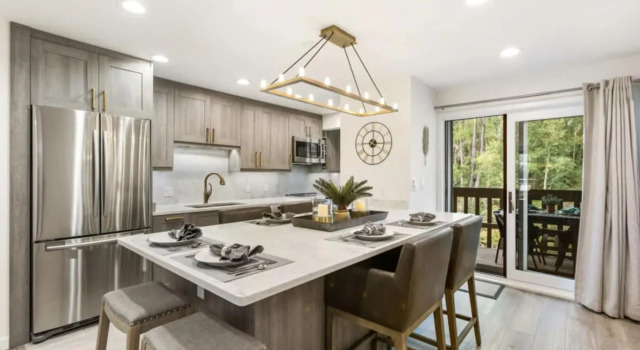 Designer 2 BR on River - Walk to Gondola & Town!