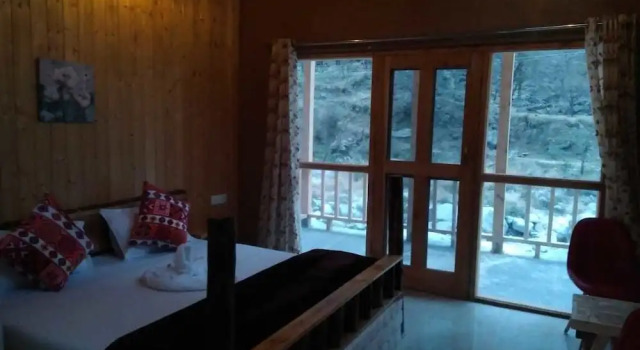 Коттедж с видом на реку Offbeat Abodes - Tirthan Valley