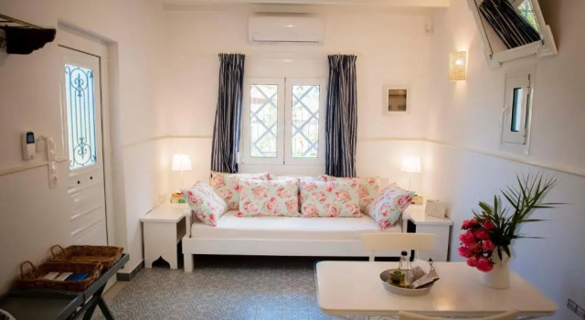 250 metres from the sea an independent tiny house with a yard full of flowers! Spitaki the Little House!, Забронировать Дом для отпуска Отели East Crete с парковкой, Парковка