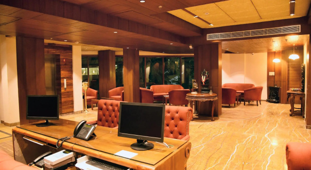 Royale Retreat Hotel & Spa Near Mall Road, Забронировать Курортный отель Отели Шимлы 4 звезды, рядом с Улица Молл-роуд, 4*